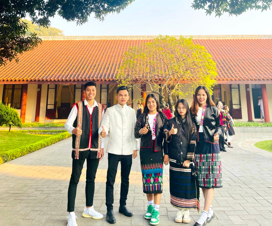 Em Rơ Lan Huyền (thứ 2 từ phải qua) và em Ksor Phuk (bìa trái) vinh dự được tuyên dương học sinh, sinh viên, thanh niên dân tộc thiểu số xuất sắc. Ảnh: L.H