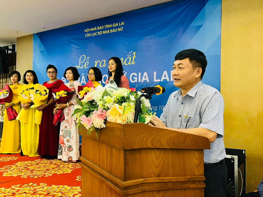 Chủ tịch Hội Nhà báo tỉnh Gia Lai Huỳnh Kiên phát biểu tại buổi lễ ra mắt CLB. Ảnh: Phương Linh Chủ tịch Hội Nhà báo tỉnh Gia Lai Huỳnh Kiên phát biểu tại buổi lễ ra mắt CLB. Ảnh: Phương Linh