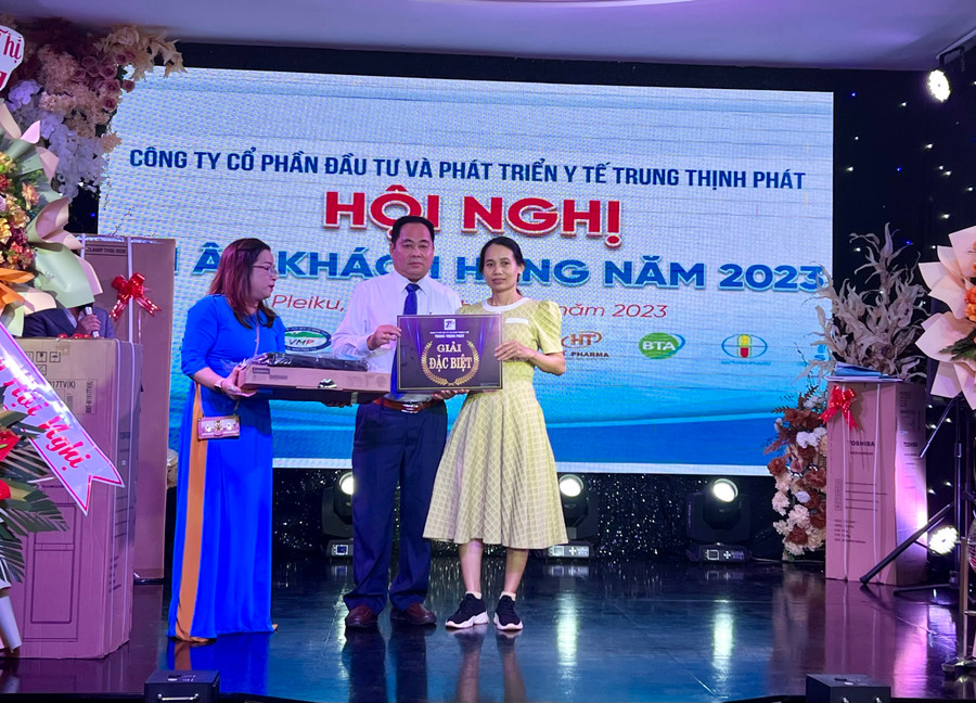 Ông Nguyễn Văn Trung (ở giữa)-Chủ tịch Hội đồng Quản trị Công ty cổ phần Đầu tư và Phát triển Y tế Trung Thịnh Phát trao giải đặc biệt cho khách hàng. Ảnh: M.N