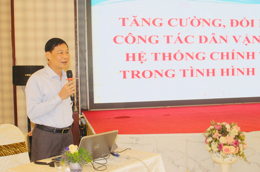 Phó Trưởng ban Dân vận Trung ương Đỗ Văn Phới thông tin chuyên đề tại hội nghị tập huấn. Ảnh: P.L