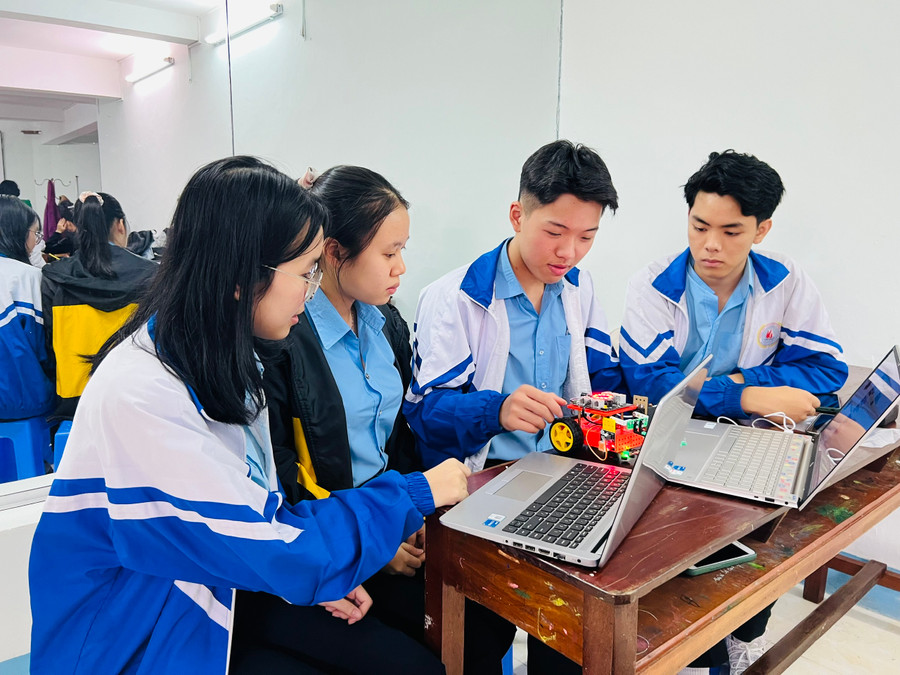 Các em học sinh Trường THPT chuyên Hùng Vương tham gia lớp tập huấn. Ảnh: P.L