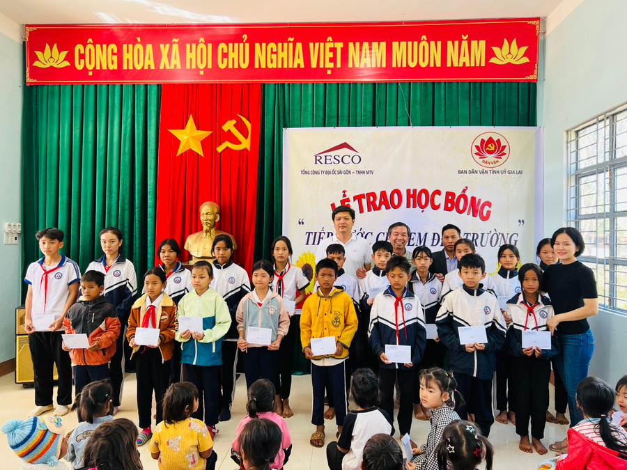 Các em học sinh Trường Tiểu học và THCS Nguyễn Đình Chiểu (xã Ia Pếch) được nhận học bổng Tiếp sức em đến trường. Ảnh: P.L Các em học sinh Trường Tiểu học và THCS Nguyễn Đình Chiểu (xã Ia Pếch) được nhận học bổng Tiếp sức em đến trường. Ảnh: P.L