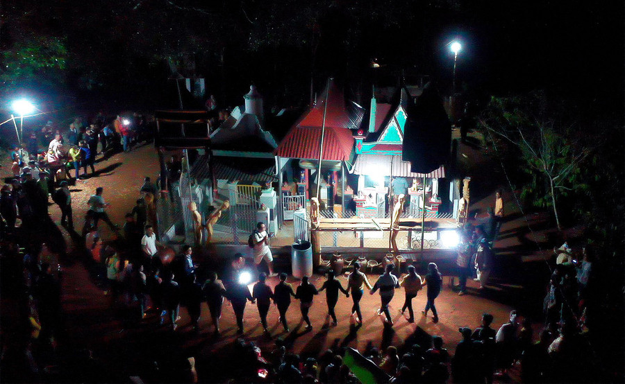 Sau khi làm lễ cúng, dân làng cùng đánh cồng chiêng, múa xoang rộn ràng quanh khu nhà mồ. Ảnh: Đức Thụy