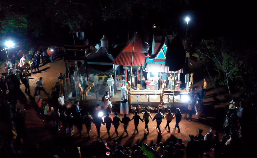 Sau khi làm lễ cúng, dân làng cùng đánh cồng chiêng, múa xoang rộn ràng quanh khu nhà mồ. Ảnh: Đức Thụy