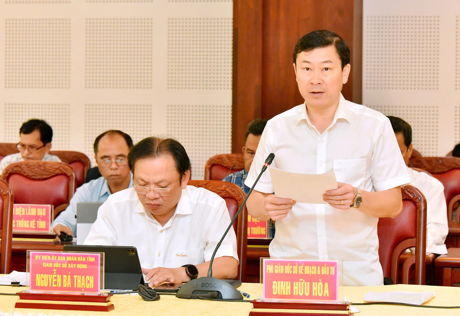 Phó Giám đốc Sở Kế hoạch và Đầu tư Đinh Hữu Hòa báo cáo kết quả công tác trong tháng 8 và 8 tháng năm 2024. Ảnh: Đức Thụy Phó Giám đốc Sở Kế hoạch và Đầu tư Đinh Hữu Hòa báo cáo kết quả công tác trong tháng 8 và 8 tháng năm 2024. Ảnh: Đức Thụy