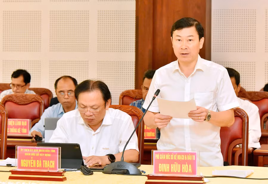 Phó Giám đốc Sở Kế hoạch và Đầu tư Đinh Hữu Hòa báo cáo kết quả công tác trong tháng 8 và 8 tháng năm 2024. Ảnh: Đức Thụy