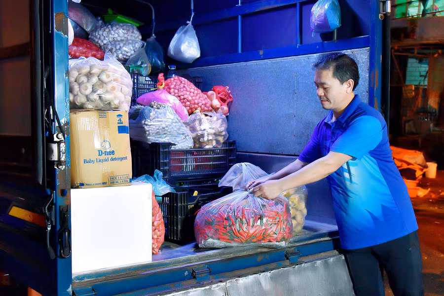 Có thâm niên hơn 21 năm kinh doanh, buôn bán tại chợ đêm, ông Đào Văn Sáng (phường Ia Kring, TP. Pleiku) không khỏi quyến luyến khi sắp phải rời nơi đã đem lại thu nhập chính cho gia đình mình. Theo ông Sáng, gia đình đã đăng ký 2 lô tại chợ tạm ở bãi đậu xe đường Nguyễn Văn Linh (phường Ia Kring).