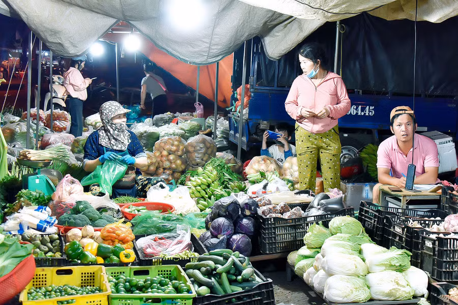 Rất nhiều sạp hàng tại chợ đêm Pleiku bán từ đêm tới sáng, không khí bán mua nhộn nhịp, tấp nập khiến nơi đây như hoàn toàn tách biệt với màn đêm tĩnh lặng.
