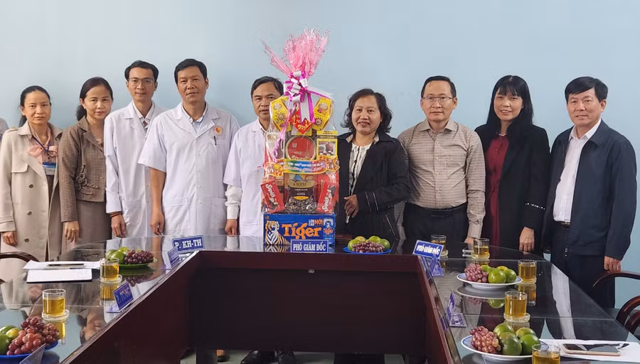 Phó Chủ tịch HĐND tỉnh Ayun H'Bút (thứ 4 từ phải sang) chúc mừng tập thể y-bác sĩ Bệnh viện Y dược cổ truyền-phục hồi chức năng tỉnh. Ảnh: Ngọc Sang