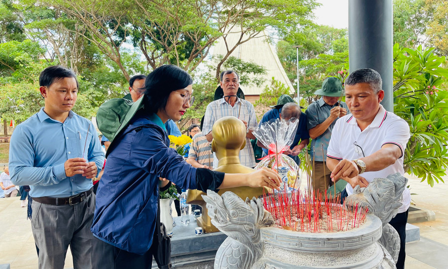 Đoàn đã đến dâng hương tại Nhà bia tưởng niệm Liệt sĩ xã Gào. Ảnh: B.B Đoàn đã đến dâng hương tại Nhà bia tưởng niệm Liệt sĩ xã Gào. Ảnh: B.B