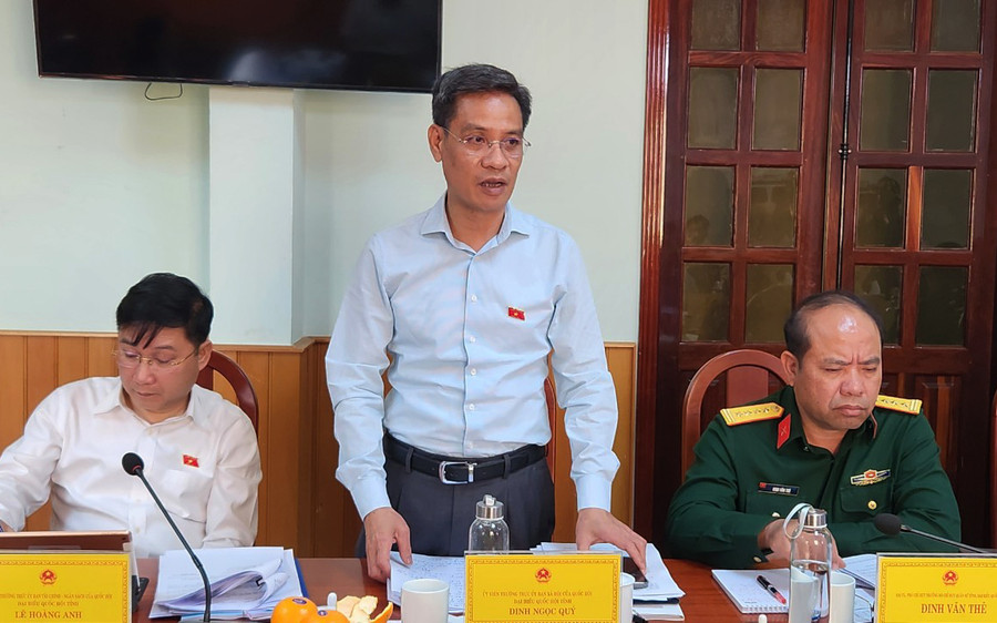 Ông Đinh Ngọc Quý-Ủy viên Thường trực Ủy ban Xã hội của Quốc hội, đại biểu Quốc hội tỉnh, thành viên Đoàn giám sát-phát biểu tại buổi làm việc. Ảnh: Ngọc Sang