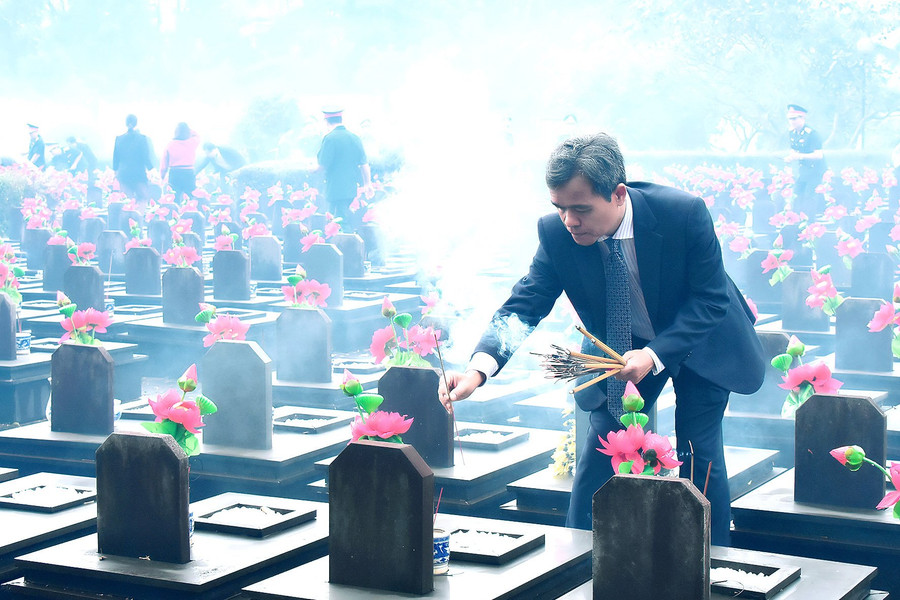 Bí thư Tỉnh ủy Hồ Văn Niên thắp hương lên các phần mộ liệt sĩ tại Nghĩa trang Liệt sĩ tỉnh. Ảnh: Đức Thụy