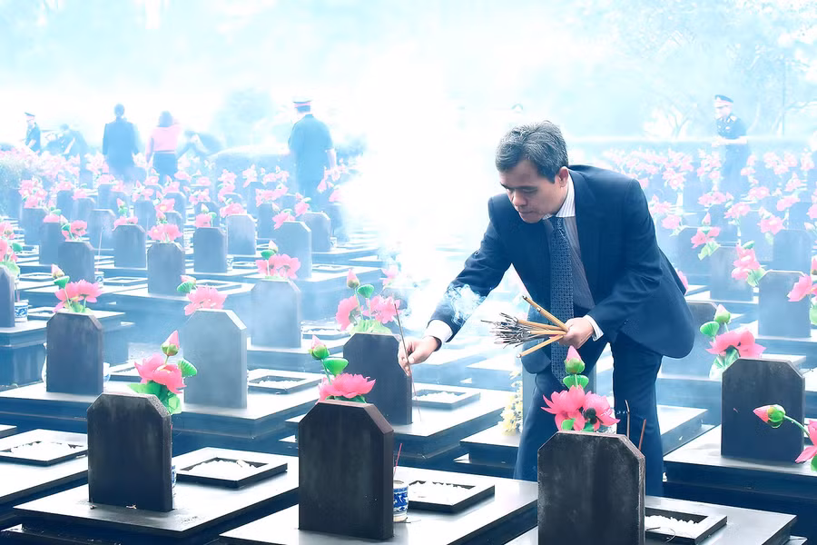 Bí thư Tỉnh ủy Hồ Văn Niên thắp hương lên các phần mộ liệt sĩ tại Nghĩa trang Liệt sĩ tỉnh. Ảnh: Đức Thụy