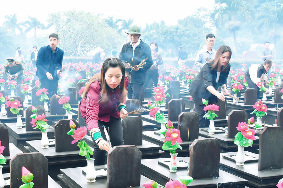 Lãnh đạo các sở, ban, ngành cùng người dân TP. Pleiku dâng hương tại Nghĩa trang Liệt sĩ tỉnh. Ảnh: Đức Thụy