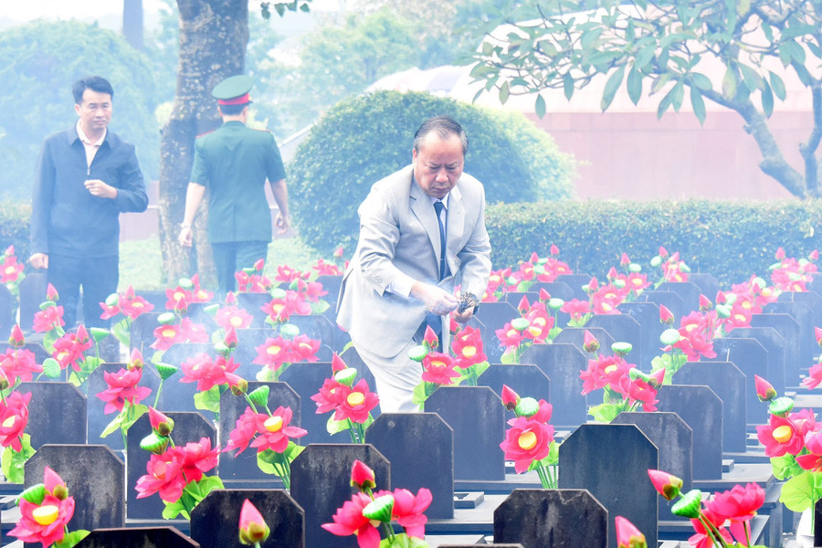 Phó Bí thư Thường trực Tỉnh ủy Châu Ngọc Tuấn dâng hương tại phần mộ các liệt sĩ ở nghĩa trang Liệt sĩ tỉnh. Ảnh: Đ.T