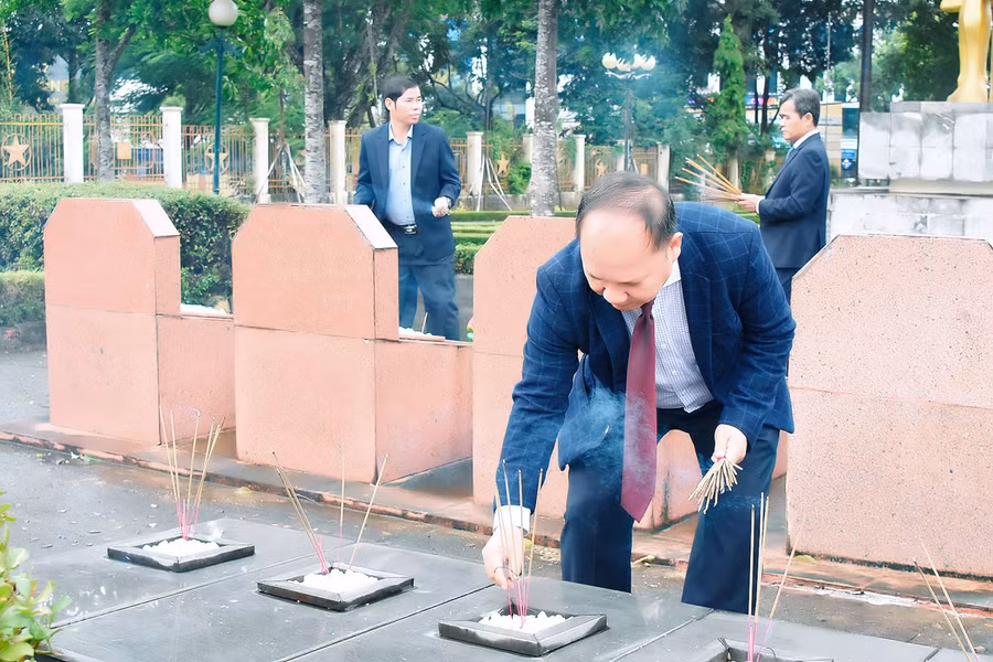 Phó Bí thư Tỉnh ủy Rah Lan Chung dâng hương tại Nghĩa trang Liệt sĩ tỉnh. Ảnh: Đ.T Phó Bí thư Tỉnh ủy Rah Lan Chung dâng hương tại Nghĩa trang Liệt sĩ tỉnh. Ảnh: Đ.T