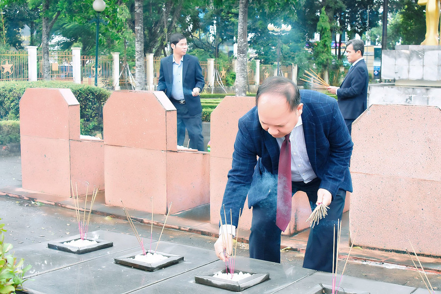 Phó Bí thư Tỉnh ủy Rah Lan Chung dâng hương tại Nghĩa trang Liệt sĩ tỉnh. Ảnh: Đ.T