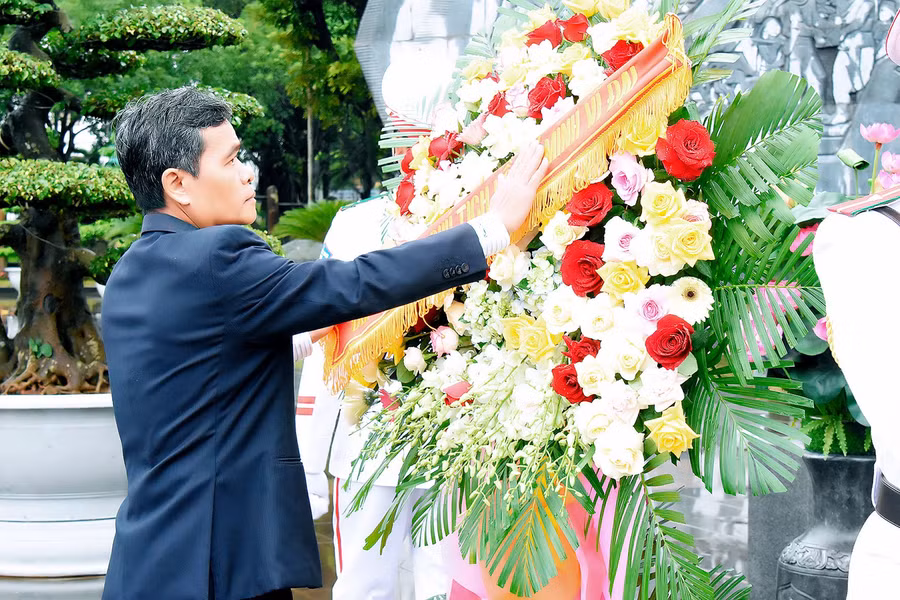 Bí thư Tỉnh ủy Hồ Văn Niên dâng hoa tưởng nhớ Chủ tịch Hồ Chí Minh. Ảnh: Đức Thụy