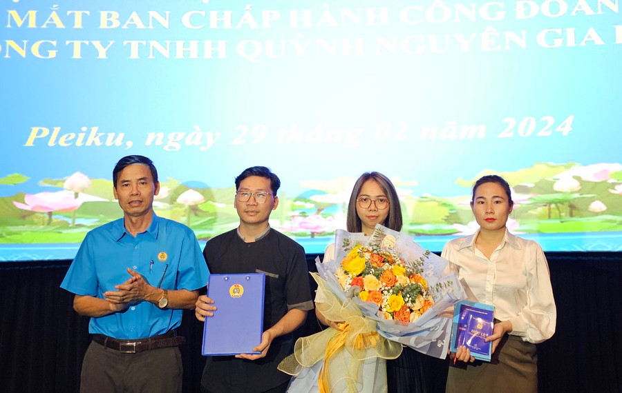 Ban Chấp hành lâm thời CĐCS Công ty TNHH một thành viên Quỳnh Nguyên Gia Lai ra mắt tại buổi lễ. Ảnh: B.B