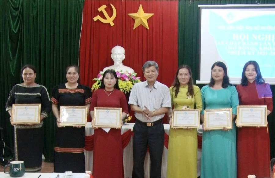 Đại diện lãnh đạo huyện tặng giấy khen 6 tập thể đạt thành tích xuất sắc trong việc triển khai Cuộc vận động “Xây dựng gia đình 5 không, 3 sạch, góp phần vun đắp giá trị gia đình Việt Nam” giai đoạn 2021-2024. Ảnh: Phạm Ngọc