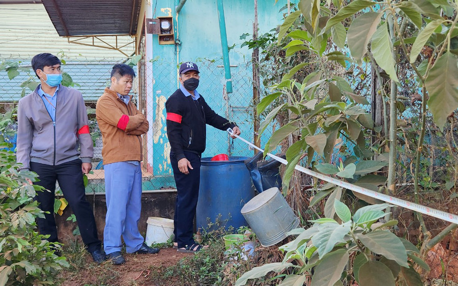 Lực lượng cưỡng chế đo đạc kiểm đếm đất và tài sản trên đất do ông, bà Lê Tuấn Quang-Dương Thị Hường sử dụng. Ảnh: Phạm Ngọc