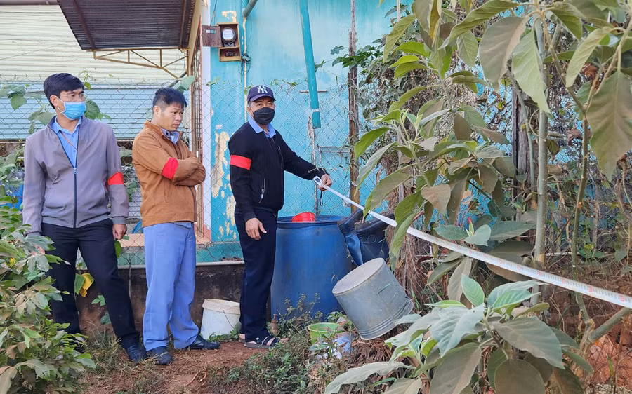 Lực lượng cưỡng chế đo đạc kiểm đếm đất và tài sản trên đất do ông, bà Lê Tuấn Quang-Dương Thị Hường sử dụng. Ảnh: Phạm Ngọc