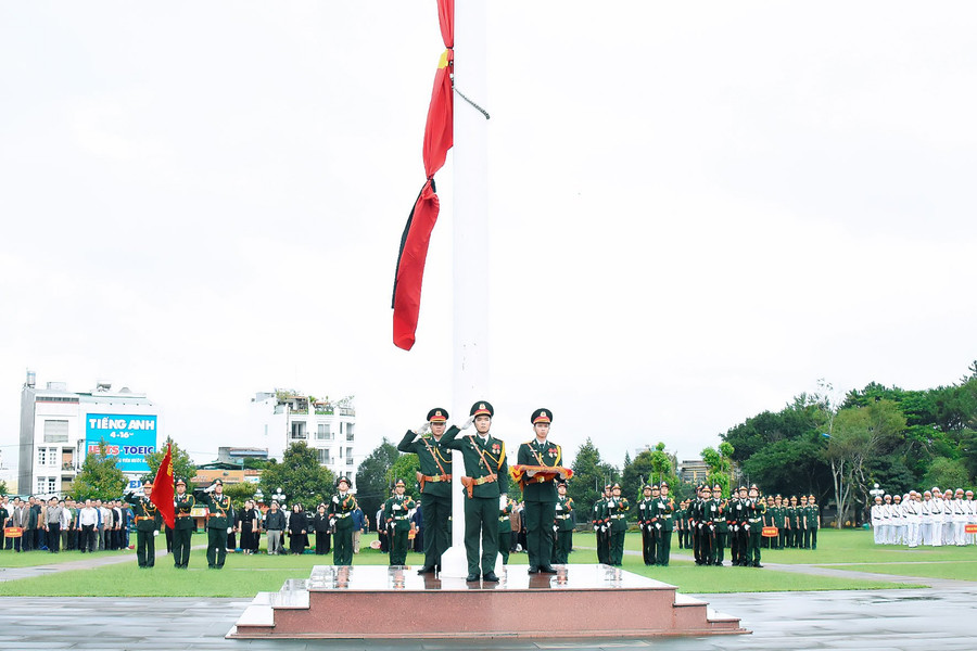 Quốc kỳ được kéo lên trong tiếng nhạc Quốc ca. Ảnh: Đức Thụy