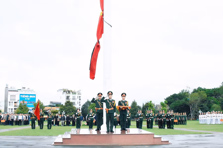 Quốc kỳ được kéo lên trong tiếng nhạc Quốc ca. Ảnh: Đức Thụy