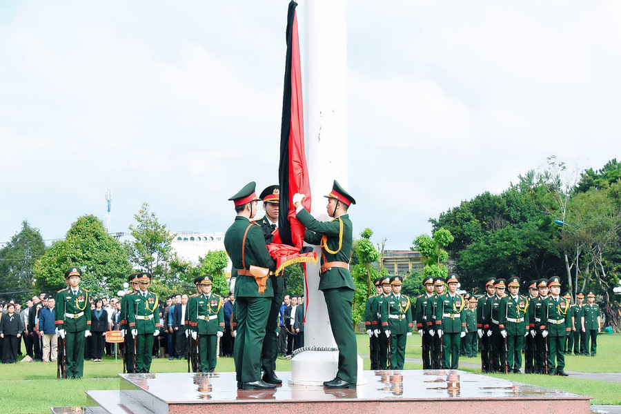 Cán bộ, chiến sĩ Bộ Chỉ huy Quân sự tỉnh Gia Lai thực hiện nghi lễ treo cờ rủ. Ảnh: Đức Thụy