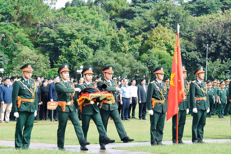 Cán bộ, chiến sĩ Bộ Chỉ huy Quân sự tỉnh Gia Lai bắt đầu nghi lễ treo cờ rủ. Ảnh: Đức Thụy