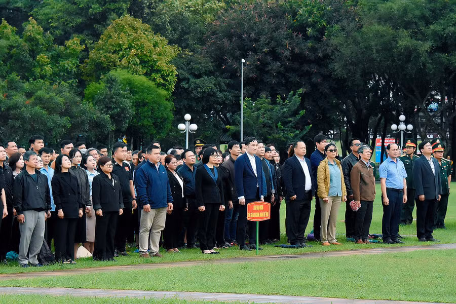 Các đồng chí lãnh đạo UBND tỉnh Gia Lai cùng các sở, ngành và đông đảo người dân tham dự nghi lễ treo cờ rủ tại Quảng trường Đại Đoàn Kết. Ảnh: Đức Thụy