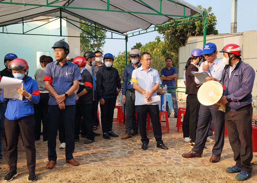 Ban thực hiện cưỡng chế công bố các quyết định thực hiện cưỡng chế kiểm đếm bắt buộc. Ảnh: Phạm Ngọc Ban thực hiện cưỡng chế công bố các quyết định thực hiện cưỡng chế kiểm đếm bắt buộc. Ảnh: Phạm Ngọc
