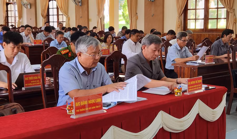 Các đại biểu nghe chủ trì hội nghị báo cáo đánh giá kết quả lãnh đạo, chỉ đạo thực hiện nhiệm vụ công tác 6 tháng đầu năm và đề ra nhiệm vụ công tác trọng tâm 6 tháng cuối năm 2024. Ảnh: Phạm Ngọc