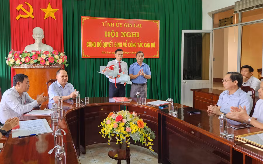 Trưởng ban Tuyên giáo Tỉnh ủy Huỳnh Thế Mạnh tặng hoa chúc mừng đồng chí Phạm Huy Toàn. Ảnh: Phạm Ngọc