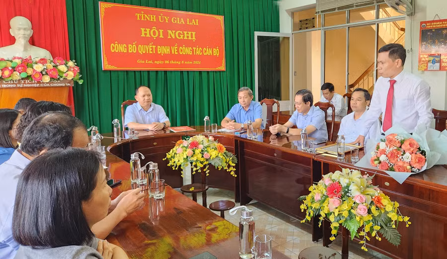 Đồng chí Phạm Huy Toàn phát biểu cảm ơn sự quan tâm của Thường trực, Ban Thường vụ Tỉnh ủy, Ban Tuyên giáo Tỉnh ủy hứa phấn đấu hoàn thành tốt nhiệm vụ được giao. Ảnh: Phạm Ngọc