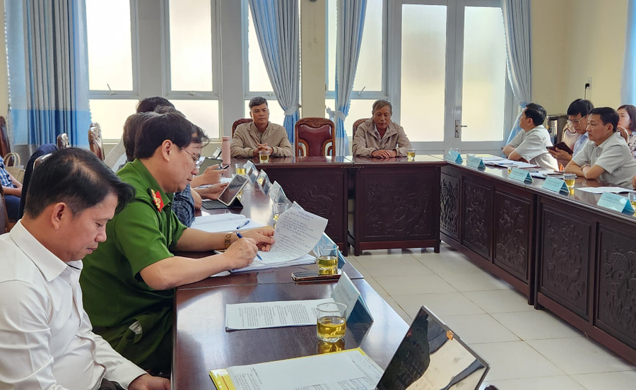 Người dân huyện Chư Sê kiến nghị về việc hỗ trợ đào tạo, chuyển đổi nghề, giải quyết việc làm do ảnh hưởng bởi việc làm đường tránh qua địa bàn huyện. Ảnh: Phạm Ngọc Người dân huyện Chư Sê kiến nghị về việc hỗ trợ đào tạo, chuyển đổi nghề, giải quyết việc làm do ảnh hưởng bởi việc làm đường tránh qua địa bàn huyện. Ảnh: Phạm Ngọc