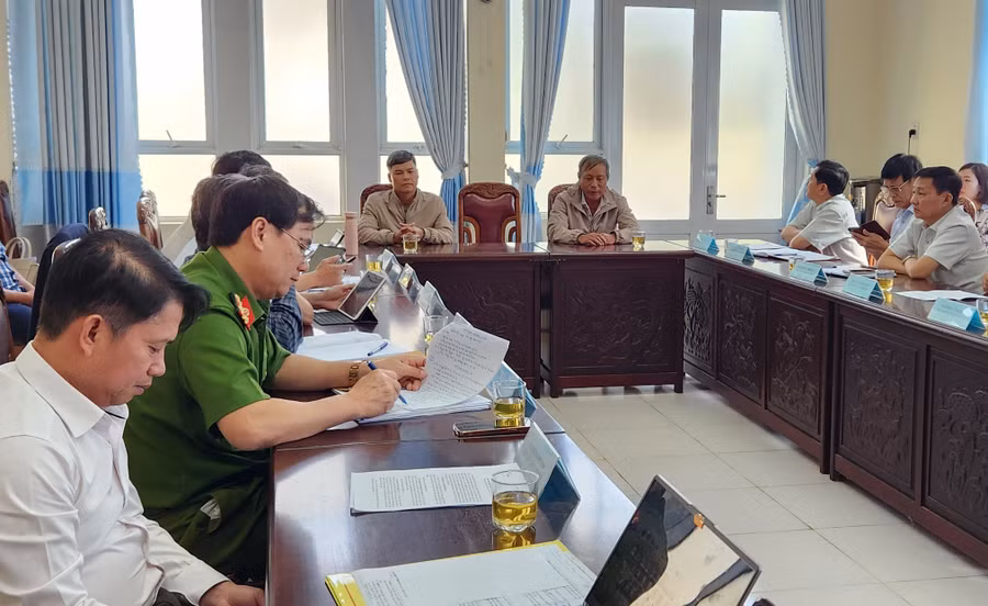 Người dân huyện Chư Sê kiến nghị về việc hỗ trợ đào tạo, chuyển đổi nghề, giải quyết việc làm do ảnh hưởng bởi việc làm đường tránh qua địa bàn huyện. Ảnh: Phạm Ngọc