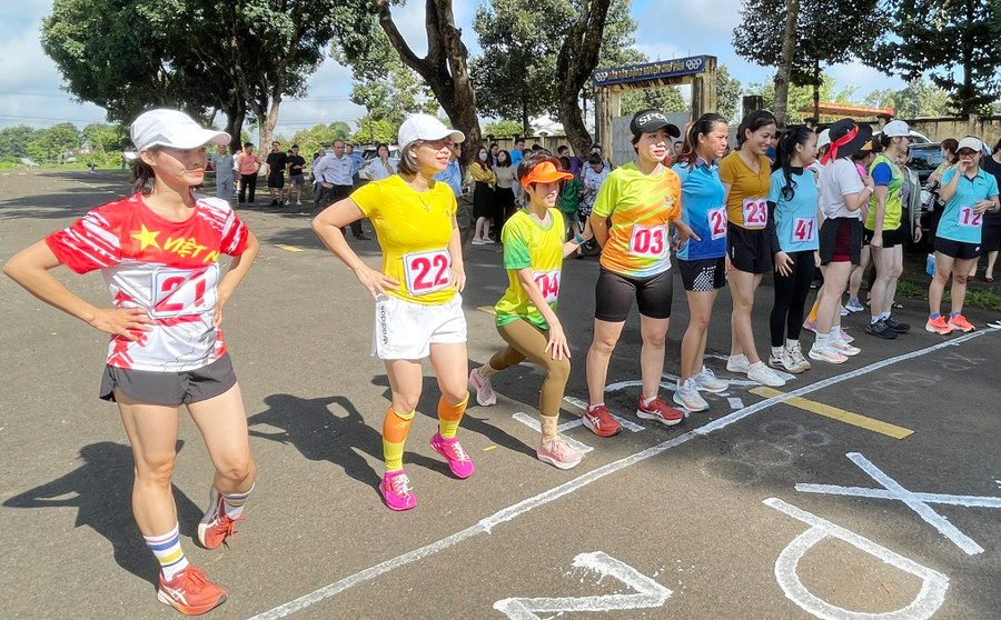 Các vận động viên khởi tranh môn việt dã. Ảnh: V.Đ