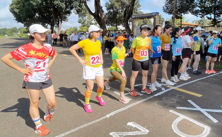 Các vận động viên khởi tranh môn việt dã. Ảnh: V.Đ