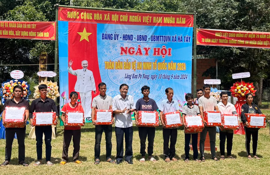 Giám đốc Sở Văn hóa-Thể thao và Du lịch tặng 10 suất quà cho 10 gia đình có hoàn cảnh khó khăn trên địa bàn. Ảnh: V.Đ