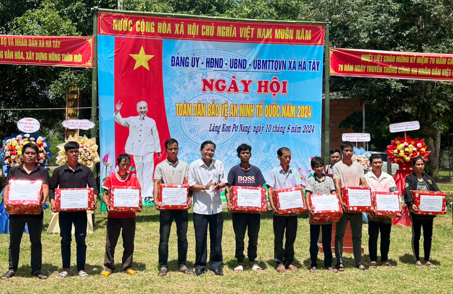 Giám đốc Sở Văn hóa-Thể thao và Du lịch tặng 10 suất quà cho 10 gia đình có hoàn cảnh khó khăn trên địa bàn. Ảnh: V.Đ Giám đốc Sở Văn hóa-Thể thao và Du lịch tặng 10 suất quà cho 10 gia đình có hoàn cảnh khó khăn trên địa bàn. Ảnh: V.Đ