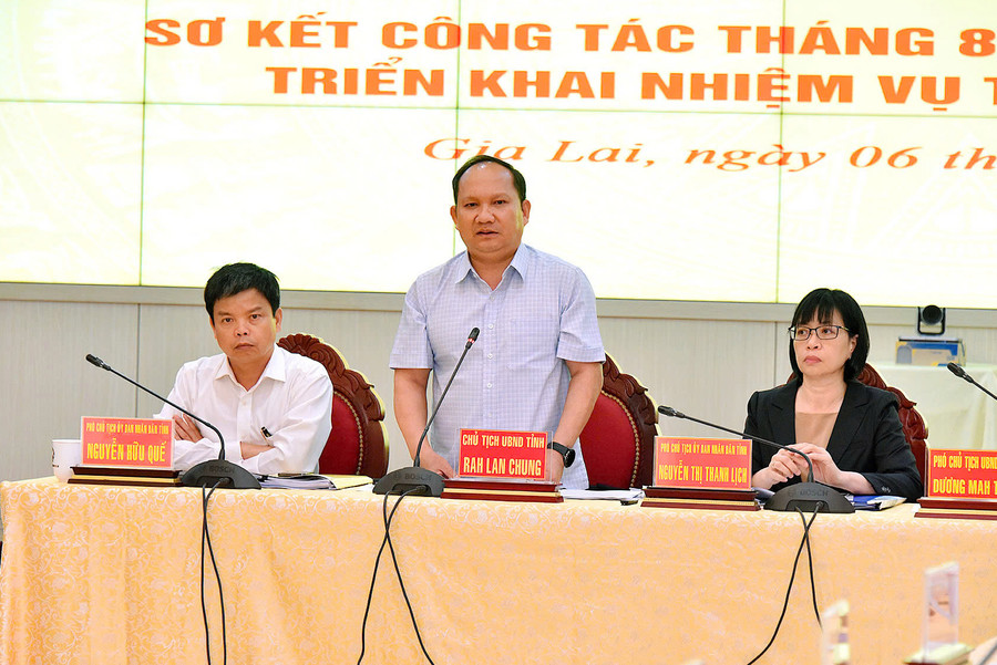 Phó Bí thư Tỉnh ủy, Chủ tịch UBND tỉnh Rah Lan Chung phát biểu tại hội nghị. Ảnh: Đức Thụy Phó Bí thư Tỉnh ủy, Chủ tịch UBND tỉnh Rah Lan Chung phát biểu tại hội nghị. Ảnh: Đức Thụy