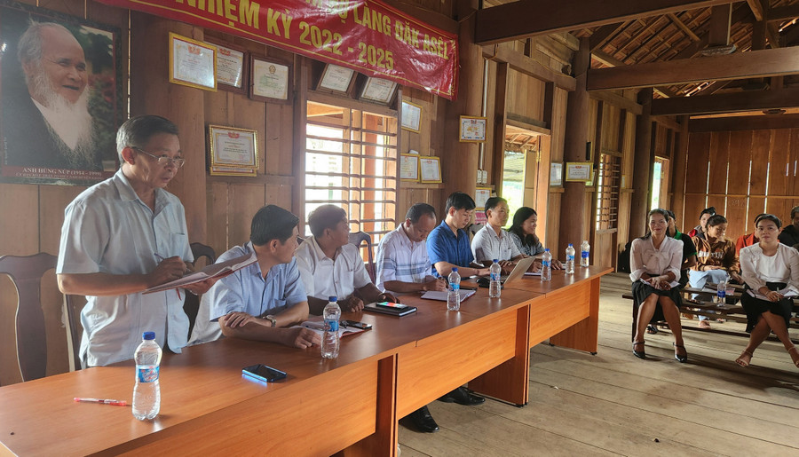 Trưởng ban Tuyên giáo Tỉnh ủy Huỳnh Thế Mạnh phát biểu chỉ đạo tại buổi sinh hoạt chi bộ làng Đăk Asêl, xã Sơn Lang, huyện Kbang. Ảnh: Phạm Ngọc Trưởng ban Tuyên giáo Tỉnh ủy Huỳnh Thế Mạnh phát biểu chỉ đạo tại buổi sinh hoạt chi bộ làng Đăk Asêl, xã Sơn Lang, huyện Kbang. Ảnh: Phạm Ngọc