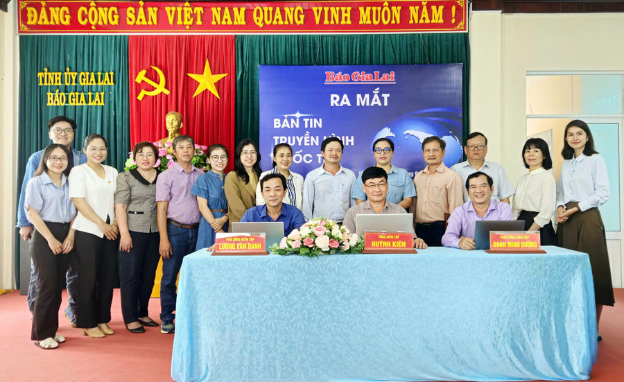 Ban Biên tập Báo Gia Lai bấm nút xuất bản Bản tin truyền hình Quốc tế đầu tiên. Ảnh: Ngọc Duy