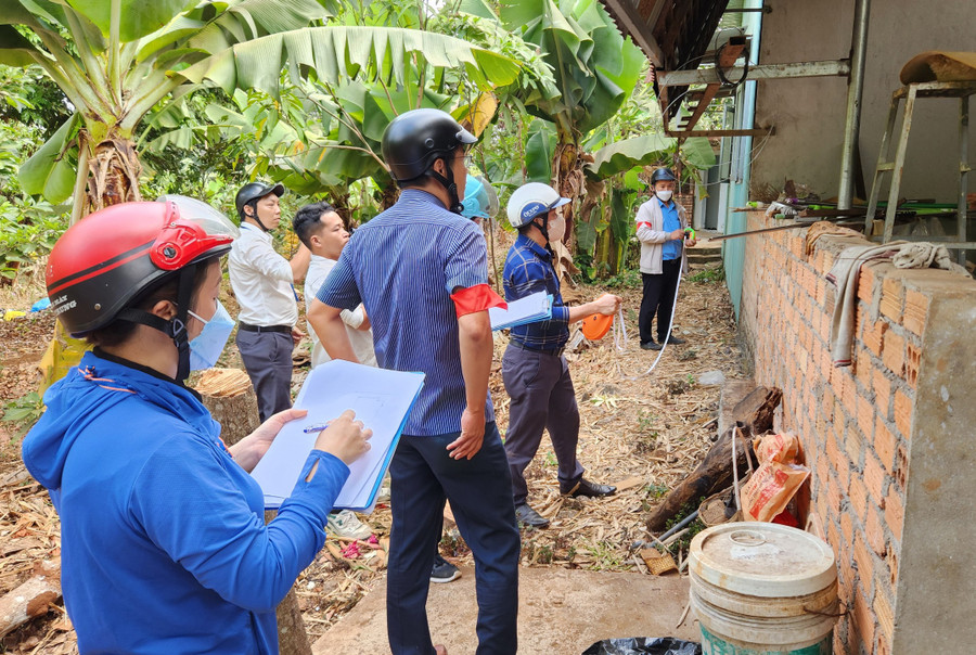 Lực lượng cưỡng chế đo đạc kiểm đếm đất và tài sản trên đất do gia đình bà Kiều Thị Uyên sử dụng. Ảnh: Phạm Ngọc Lực lượng cưỡng chế đo đạc kiểm đếm đất và tài sản trên đất do gia đình bà Kiều Thị Uyên sử dụng. Ảnh: Phạm Ngọc