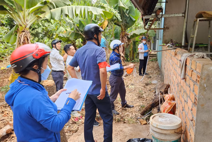 Lực lượng cưỡng chế đo đạc kiểm đếm đất và tài sản trên đất do gia đình bà Kiều Thị Uyên sử dụng. Ảnh: Phạm Ngọc