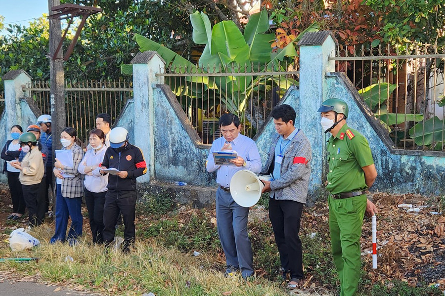Ban thực hiện cưỡng chế công bố các quyết định thực hiện cưỡng chế kiểm đếm bắt buộc. Ảnh: Phạm Ngọc