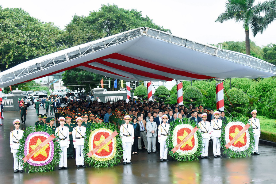 Các đại biểu tham gia lễ dâng hoa, dâng hương tại Nghĩa trang Liệt sĩ tỉnh. Ảnh: Đức Thụy