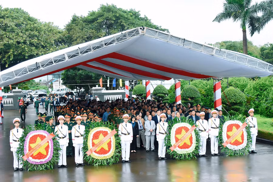 Các đại biểu tham gia lễ dâng hoa, dâng hương tại Nghĩa trang Liệt sĩ tỉnh. Ảnh: Đức Thụy