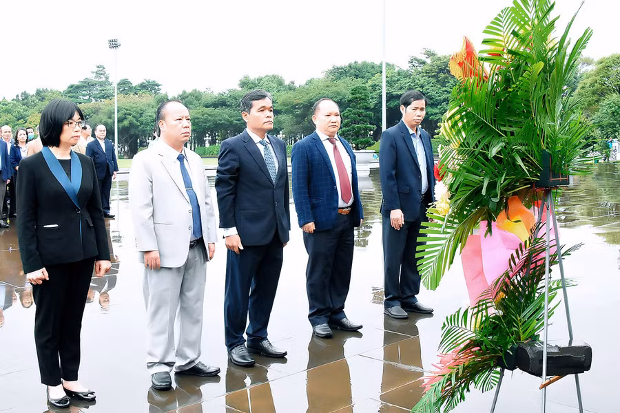 Các đồng chí lãnh đạo Tỉnh ủy-HĐND-UBND-Ủy ban MTTQ Việt Nam tỉnh dâng hoa trước Tượng đài Bác Hồ với các dân tộc Tây Nguyên tại Quảng trường Đại Đoàn Kết (TP. Pleiku). Ảnh: Đức Thụy